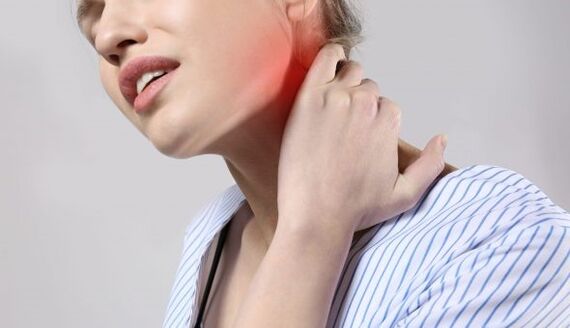 Při osteochondróze krční páteře se objevuje bolest v krku a ramenou