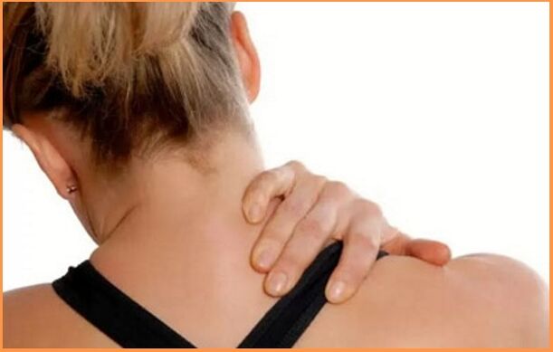 Cervikální osteochondróza se projevuje bolestí a ztuhlostí šíje. 