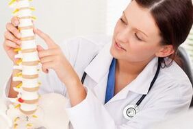 lékař prokazuje hrudní osteochondrózu na maketě