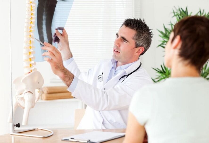 lékař zkoumá rentgen k diagnostice hrudní osteochondrózy